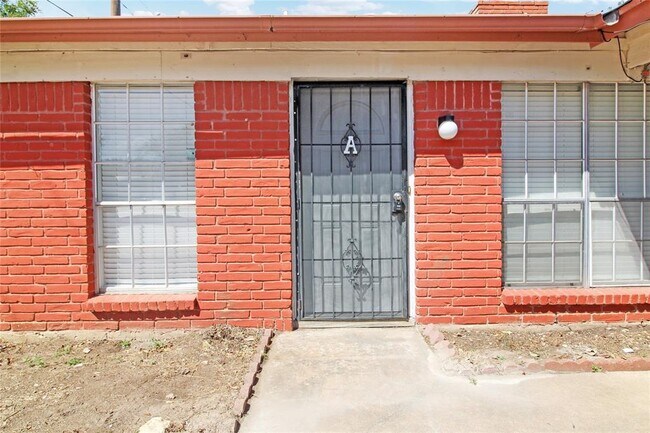 Building Photo - 9906 Randall Dr