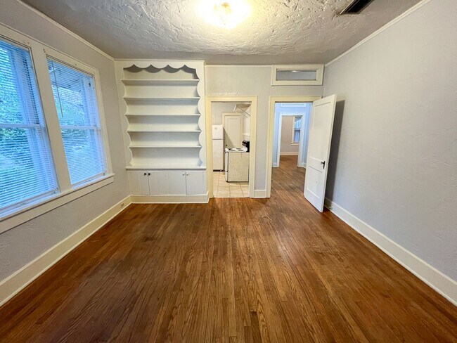 Building Photo - 3/1 House Walking Distance to Campus & Midtown Available Fall 2026!