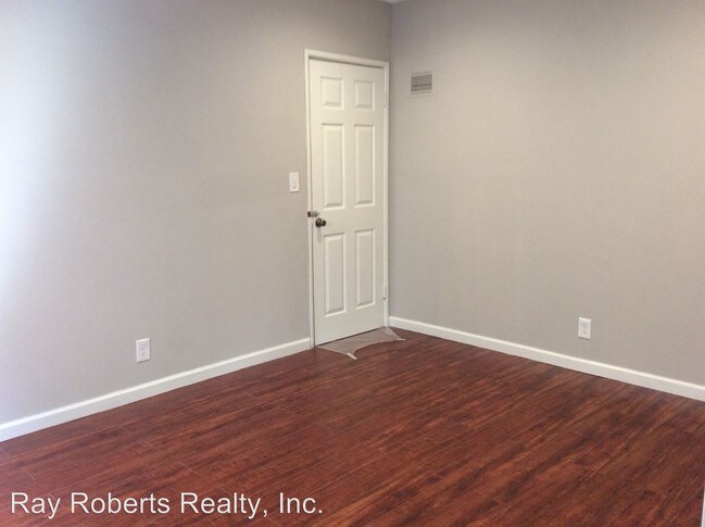 Building Photo - 1411 College View Dr