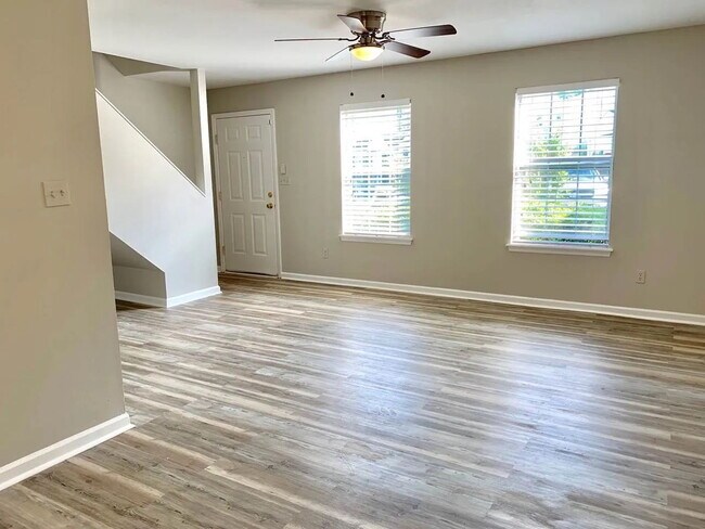 Building Photo - Affordable 4/3 Townhome in Timberwood