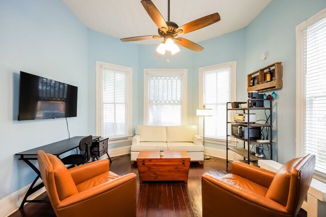 Building Photo - Charmer Close to Downtown!