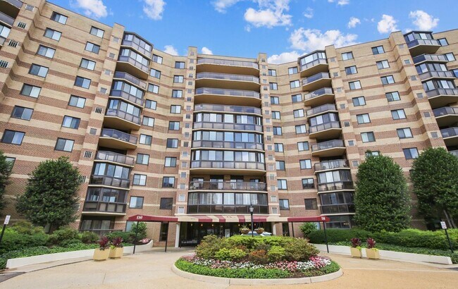 Foto del edificio - 8360 Greensboro Dr