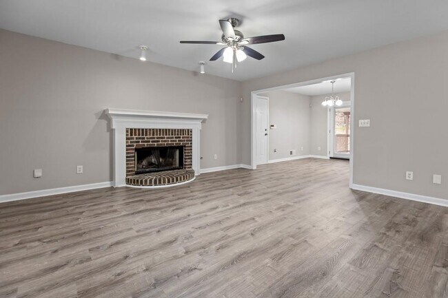 Foto del edificio - 631 Saddlewood Dr