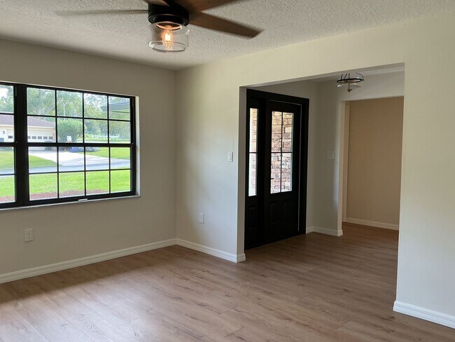 Foto del edificio - Remodeled 3BR/2BA Home with Pool & Screene...