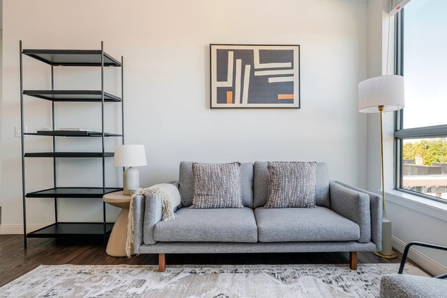 Building Photo - 245 Walnut St