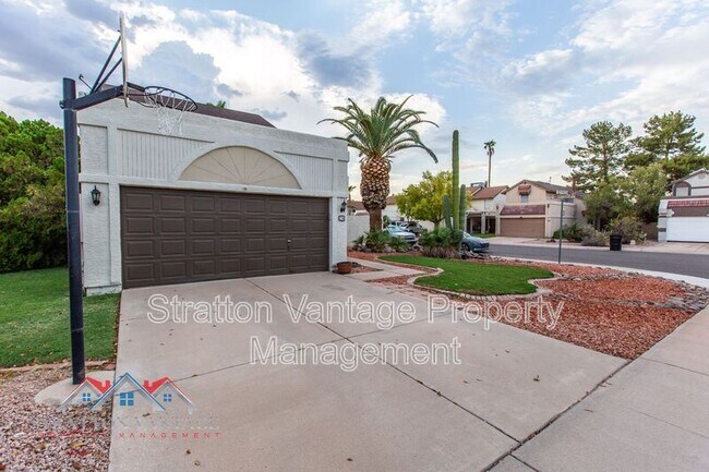 Building Photo - 736 N Hazelton Dr