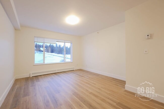 Building Photo - Fully Renovated Condo
