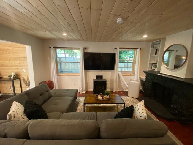 Foto del edificio - 593 Leafy Ln