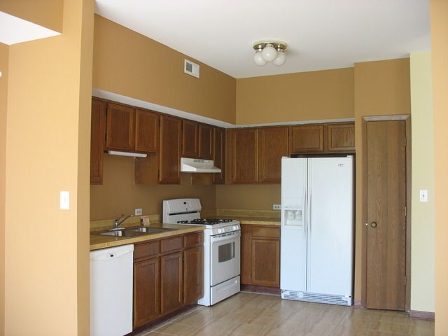 Kitchen - 7801 Darien Lake Dr