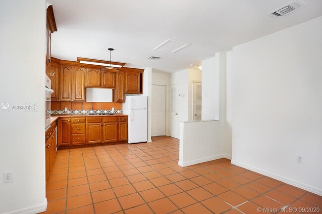 Building Photo - 629 Almeria Ave