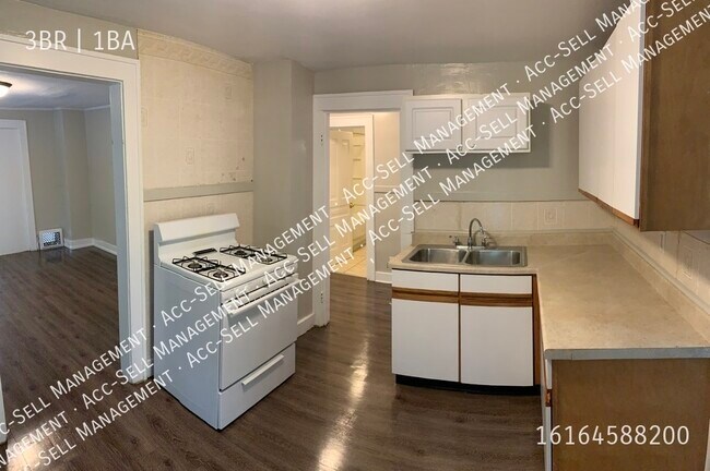 Building Photo - NE 3 bedroom upstairs apartment on College