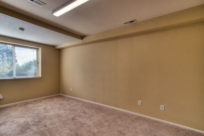 Building Photo - West Side, 3 bed 2 bath, Garage, available...