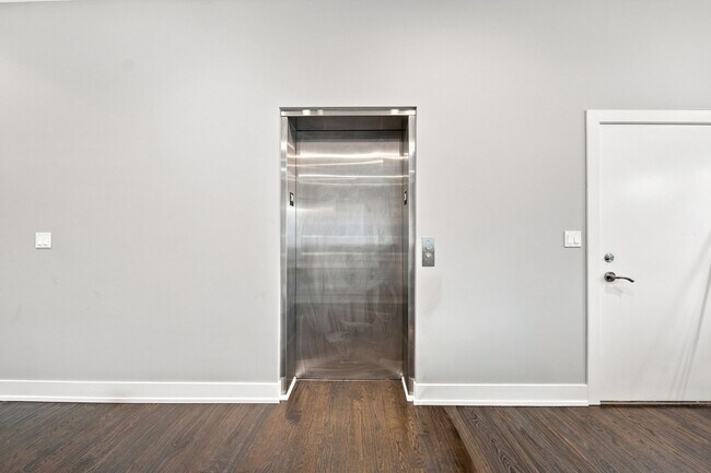 Acceso directo al apartamento mediante ascensor. - 815 N Ashland Ave