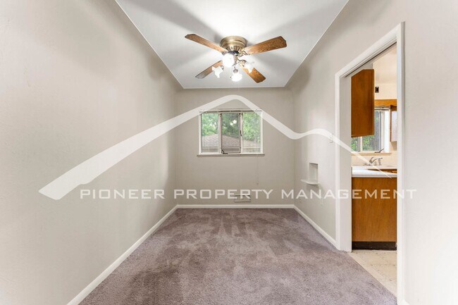 Foto del edificio - Charming Brick Ranch With Two Car Garage I...