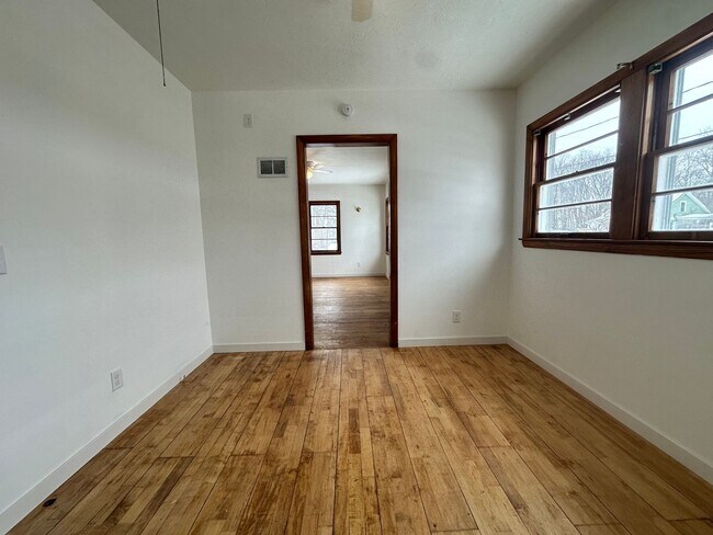 Foto del edificio - Two Bedroom One Bathroom Available in Battle Creek
