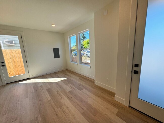 Building Photo - 2 bd, 2.5 bath End Unit Mt. Scott Town Hom...