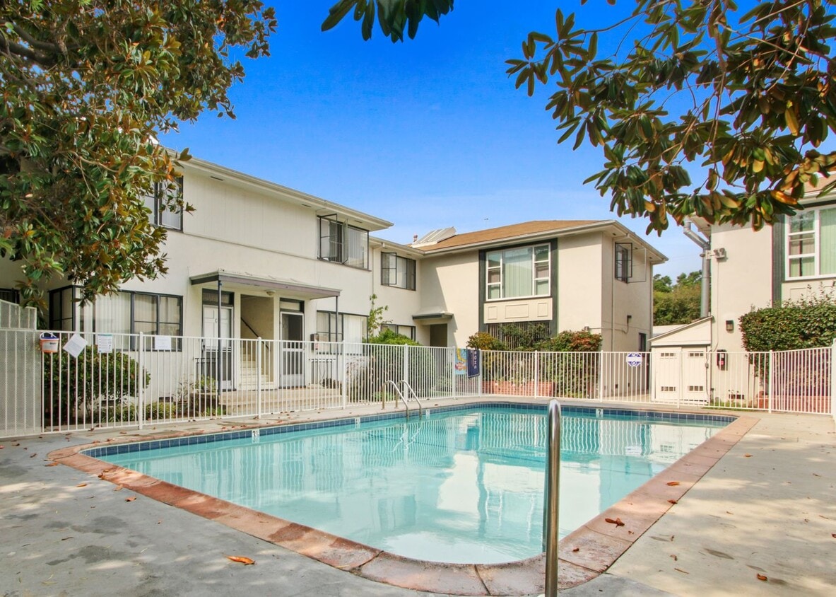 Foto principal - 3144-3152 S Barrington Ave