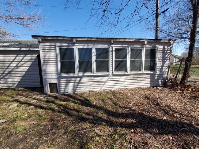 Building Photo - FOR RENT- Large UNIQUE open layout single ...