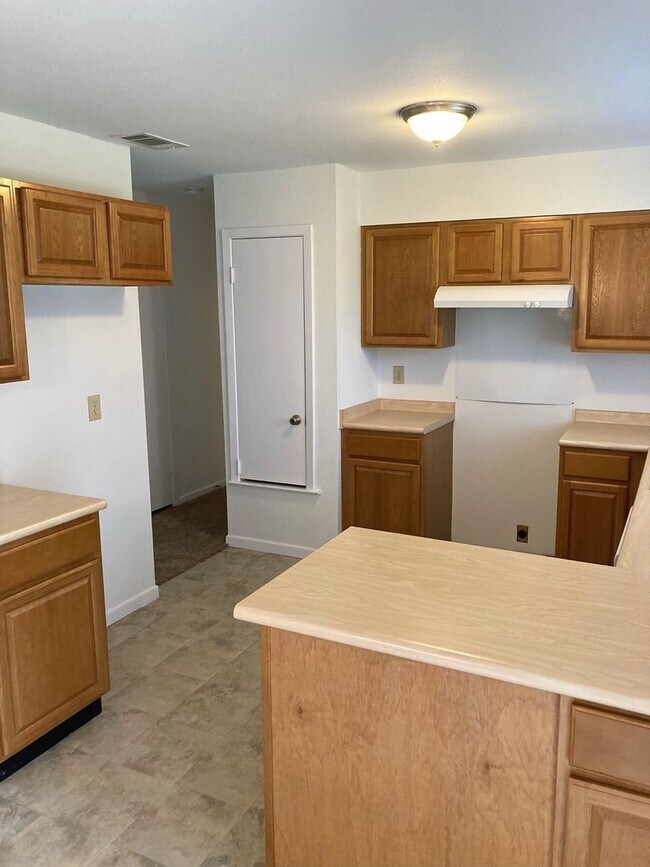 Building Photo - ZERO APPLICATION FEE. NOW ACCEPTING SECTION 8 APPLICATIONS