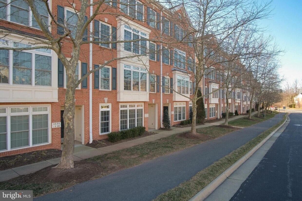 4610 Battenburg Ln Unit 821, Fairfax, VA 22030 Room for Rent in