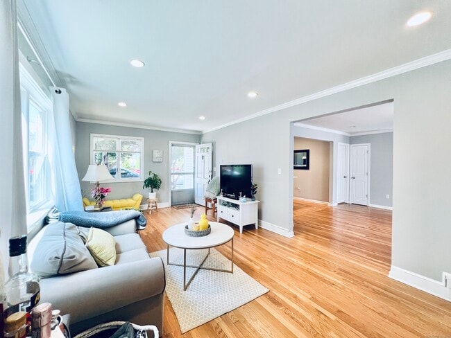 Building Photo - 33 Elm Tree Pl