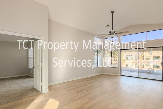 Building Photo - Beautiful Lakehouse In Downtown Gilbert!