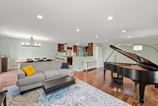 Foto del edificio - Charming 5-Bedroom Tri-Level Retreat in La...