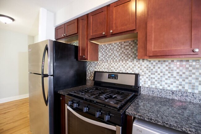 Foto del edificio - 696-696 Elm Pl