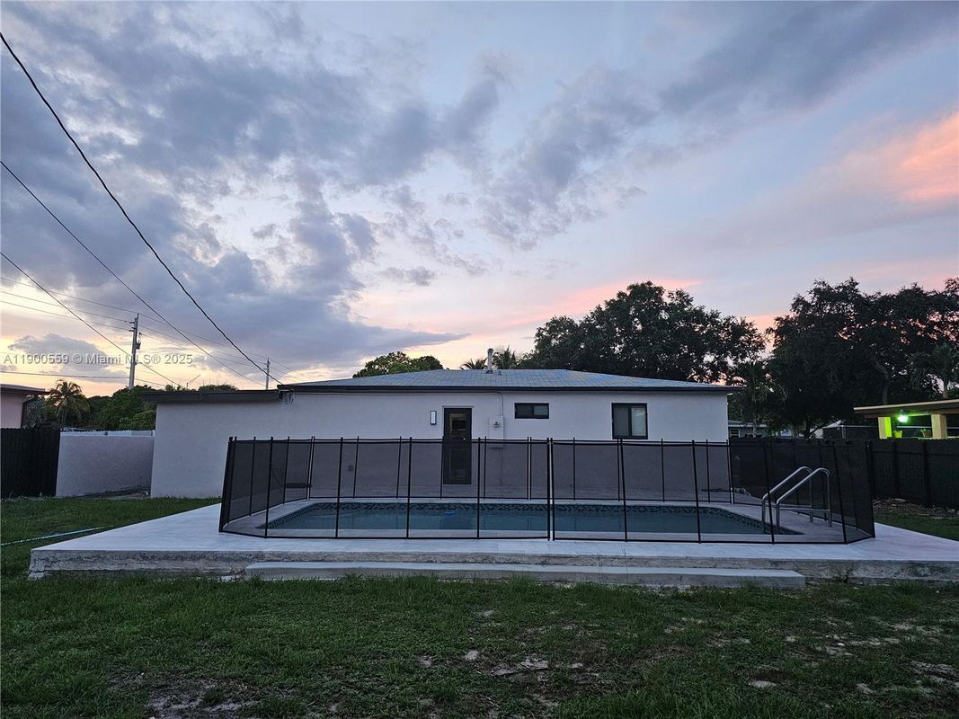 Foto del edificio - 1680 NW 128th St