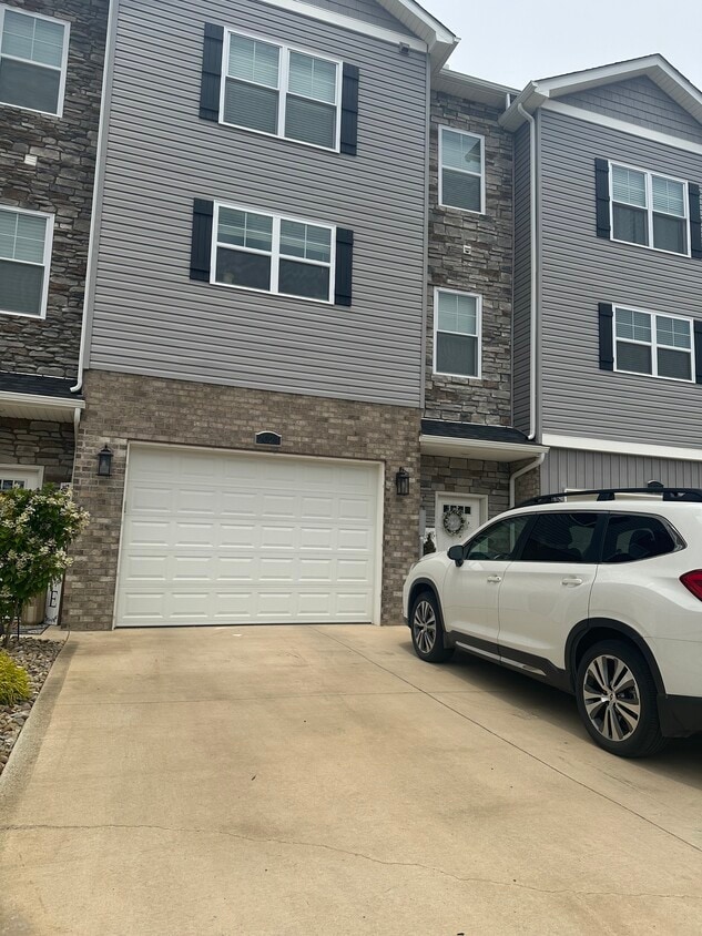 Primary Photo - 2024 Mountain Ash Ln