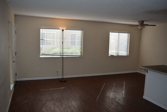 Building Photo - 5683 Playa Del Rey