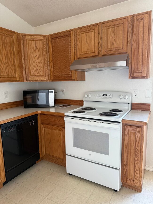 Building Photo - 1421 7th Ave W