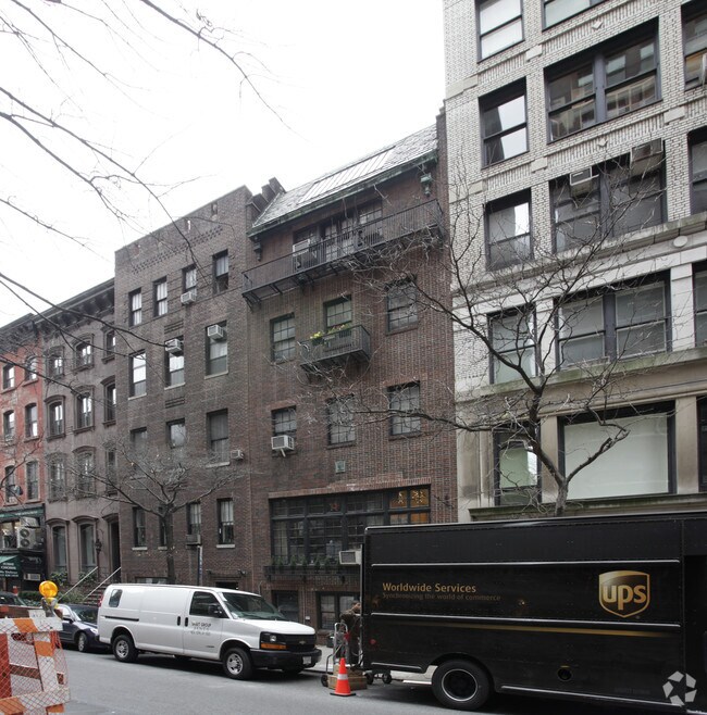 Primary Photo - 116 E 19th St