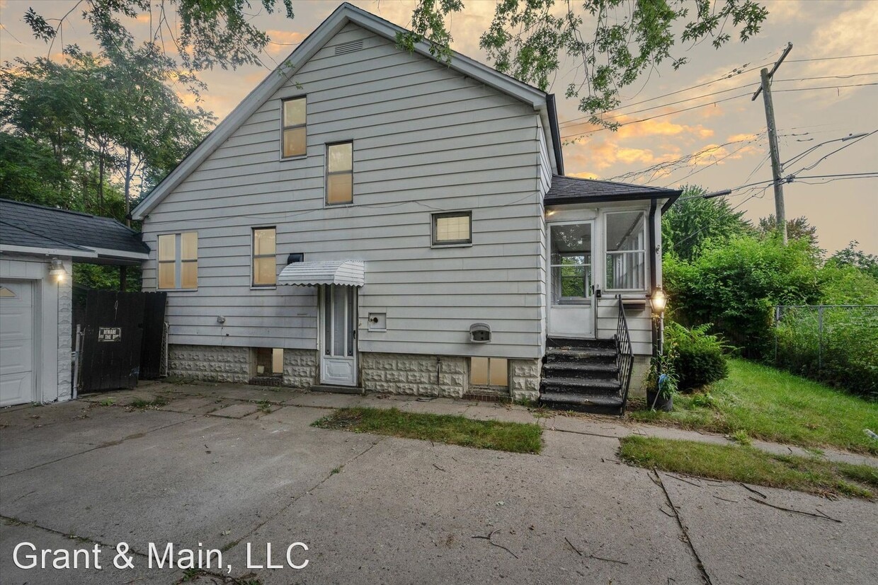 Primary Photo - 2 br, 1 bath House - 17315 Windsor