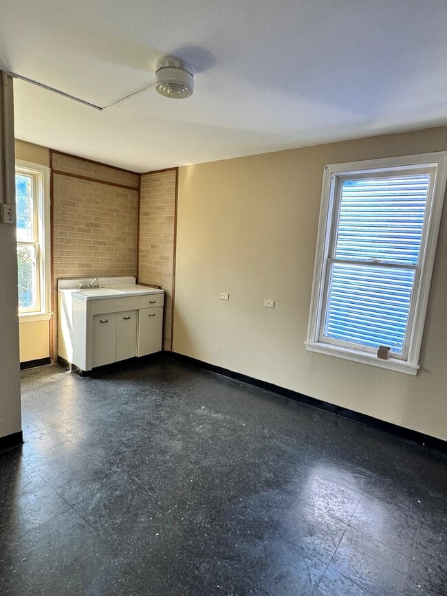 Building Photo - 1524 E 49th