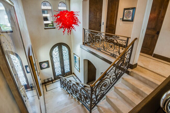 Building Photo - 707 Esplanade