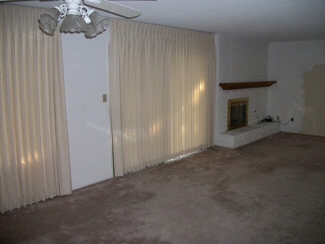 Building Photo - 2 Bedroom Condo