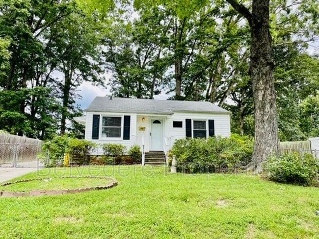 Building Photo - 2718 Robin Hood Dr