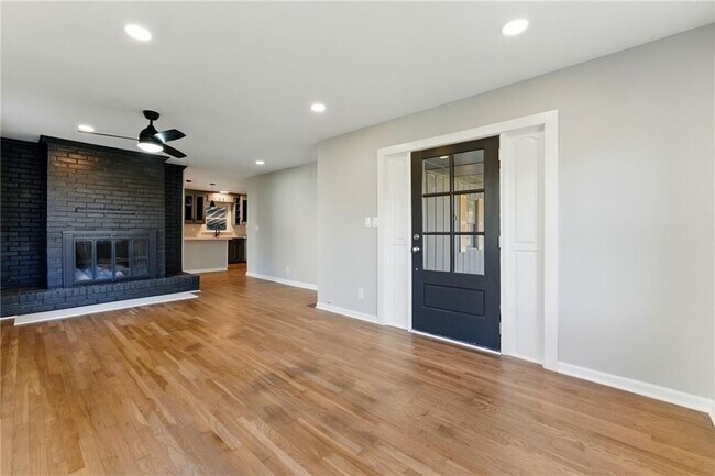 Building Photo - 10 Cochran Rd SE