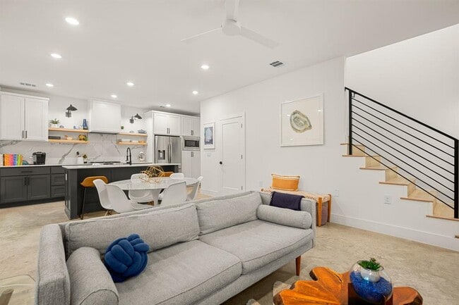Building Photo - 1413 Montopolis Dr
