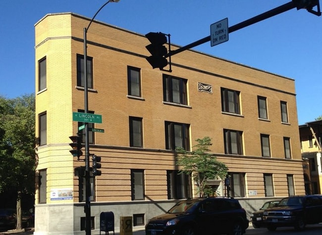 Building Photo - 1900 N Lincoln Ave
