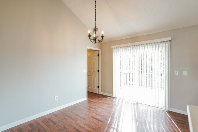 Building Photo - 706 Veneta View Dr