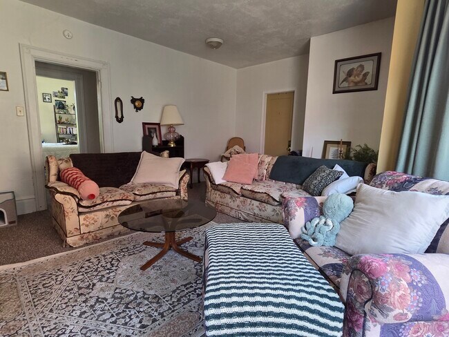 Foto del edificio - 165 W Broadway St