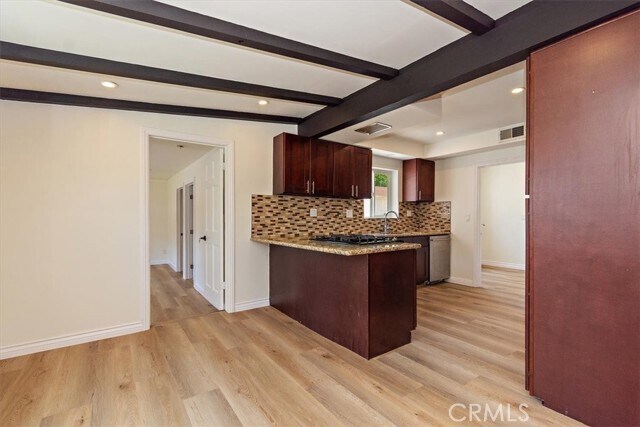 Foto del edificio - 7423 Balcom Ave