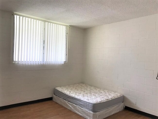 Building Photo - Varsity Villa Studio with 1 parking - Avail now!