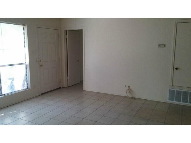 Building Photo - 2041 Redwing Way