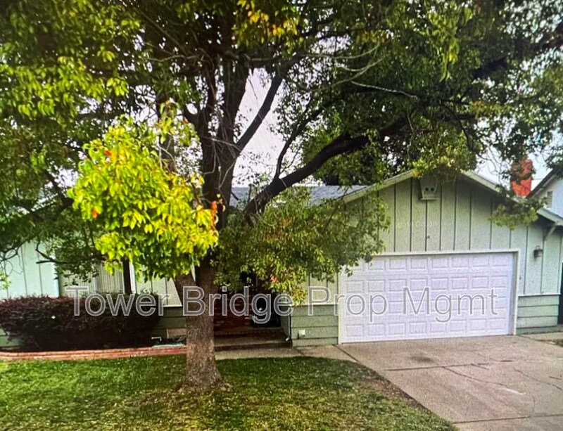 Building Photo - 2525 Knightwood Way