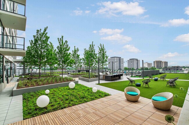 Espacio verde elevado diseñado para la relajación y la conexión. - One Oak Brook Commons