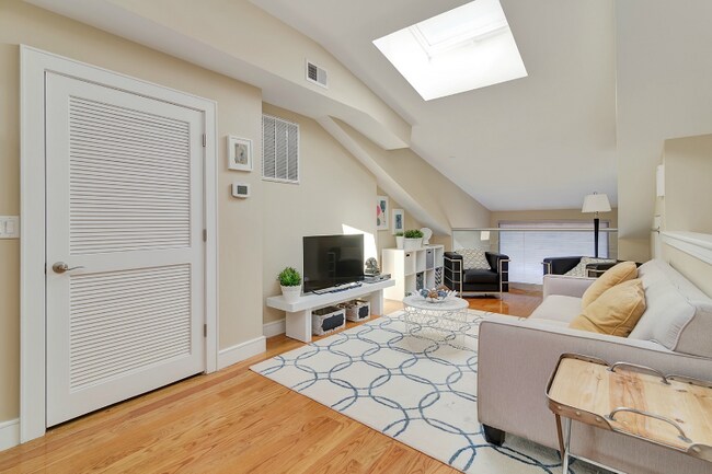 Building Photo - 8917 Old River Rd