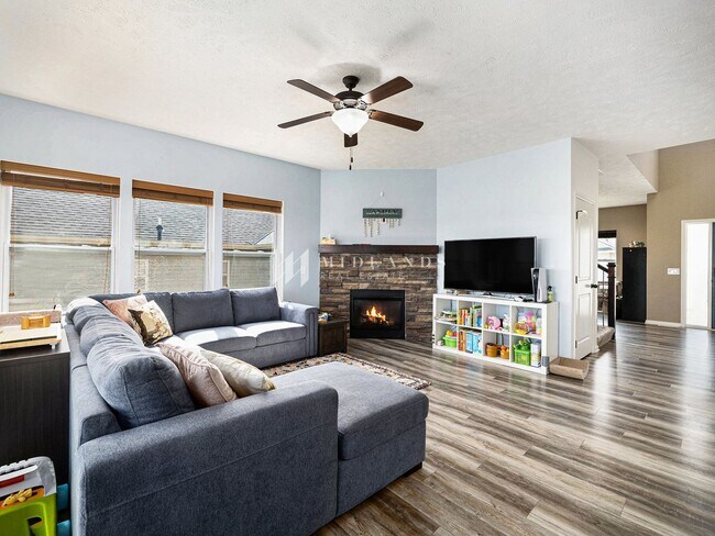 Foto del edificio - 1.5 story in Ashford Hollow